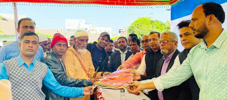 কুলাউড়ায় দুইশত শীতার্ত মানুষকে শীতবস্ত্র দিল এসএসসি ৯৫ ব্যাচ