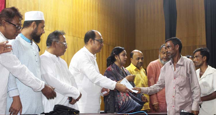দুই আমেরিকা প্রবাসীর উদ্যোগে কুলাউড়ায় বন্যার্তদের মাঝে অর্থ বিতরণ