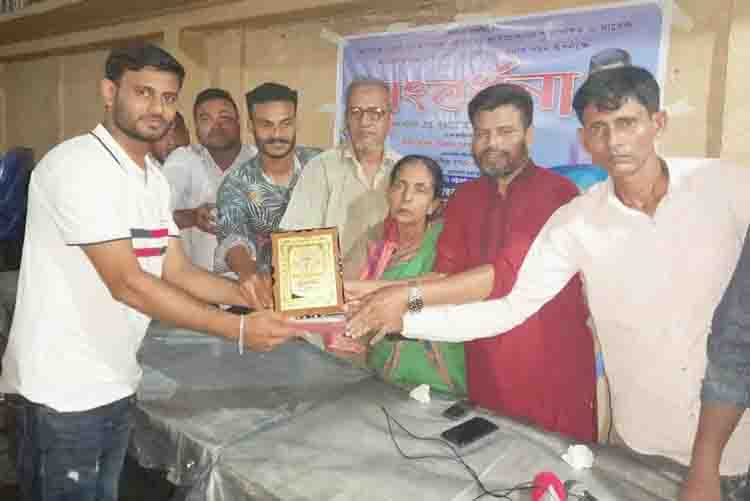 রবিরবাজারে আমেরিকা প্রবাসী নাঈম হোসেন কে সংবর্ধনা প্রদান 