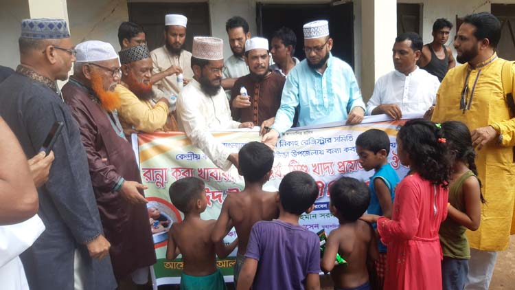 কুলাউড়ায় সহস্রাধিক বন্যার্ত মানুষের মধ্যে কেন্দ্রীয় কাজী সমিতির  রান্না করা খাবার ও ঈদ সামগ্রী বিতরণ