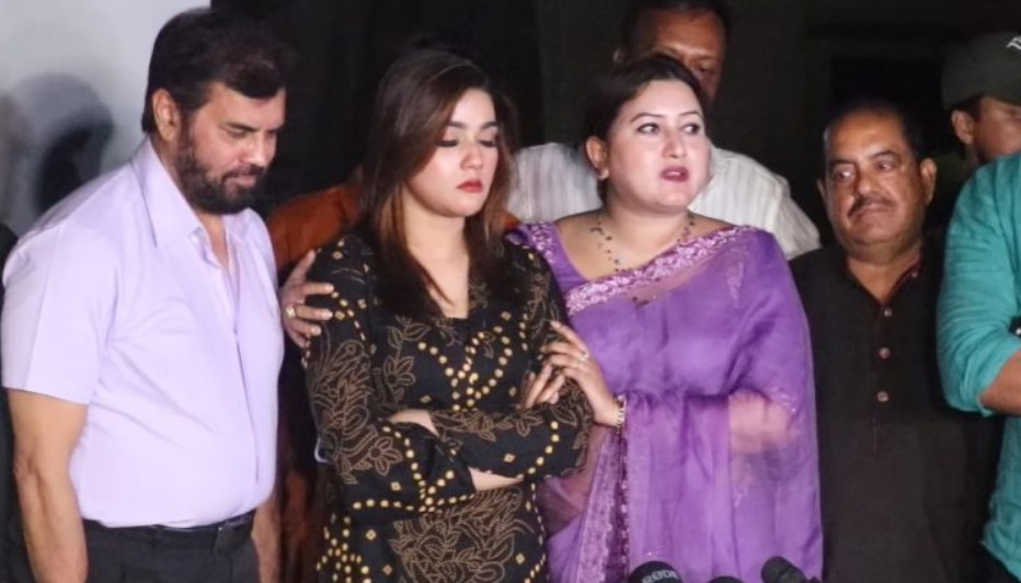 দ্বন্দ্ব ভুলে একসঙ্গে জেনিফার-মাহি