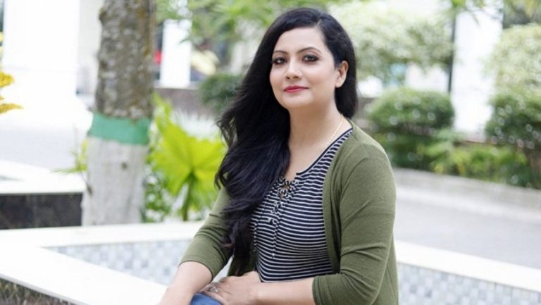 ‘ঘাস ফড়িংয়ের বিকেল’ গানে পাপড়ি