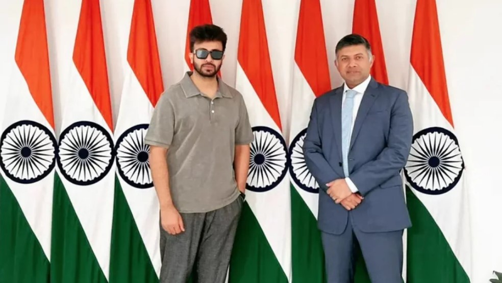 ভারতীয় হাইকমিশনারের সঙ্গে কী করছেন শাকিব খান?