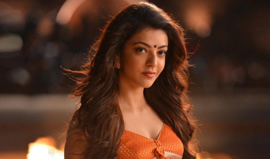 অর্ধনগ্ন ফটোশুটে আবারও আলোচনায় কাজল