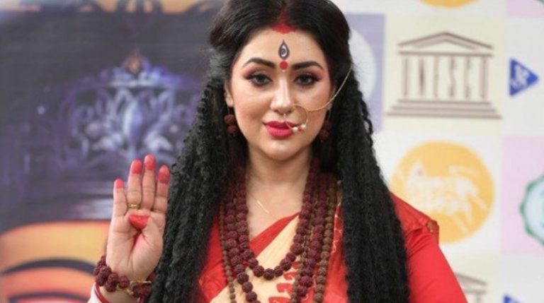 কলকাতায় দুর্গাবেশে ধরা দিলেন অপু বিশ্বাস