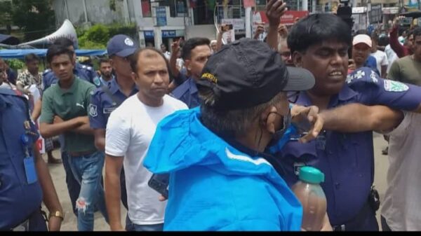 মৌলভীবাজারে প্রবাসীর বাসা দখলের প্রতিবাদে জেলা ম্যাজিস্ট্রেট’র বিরুদ্ধে মানববন্ধন