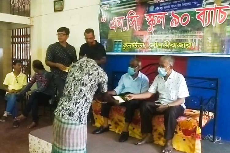 কুলাউড়ায় বন্যায় ক্ষতিগ্রস্তদের পাশে দাঁড়ালো ‘এনসি স্কুল ৯০ ব্যাচ’