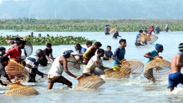 কালের বিবর্তনে হারিয়ে যাচ্ছে পলো দিয়ে মাছ ধরা