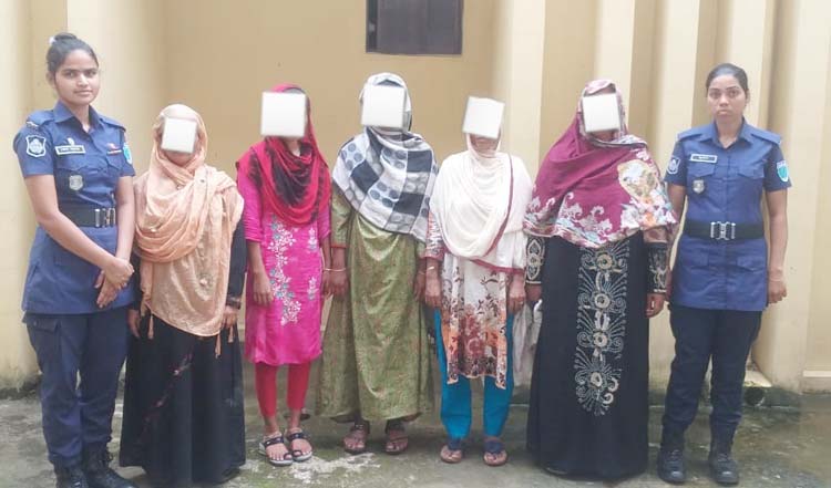ভারত থেকে অবৈধভাবে ফেরার পথে ১২ নারী-পুরুষ আটক