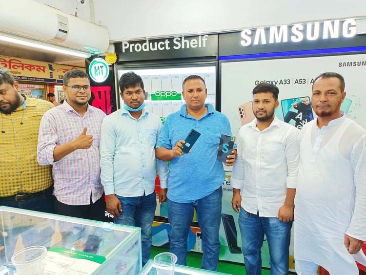 ১ লাখ ৮০ হাজার টাকায় স্মার্ট ফোন কিনে বিতর্কের জন্ম দিলেন সেই প্রকৌশলী, ভিডিও ভাইরাল