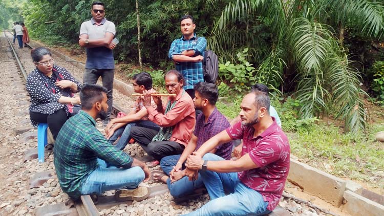 কমড়ে বাশি, হাতে তালি গানই জীবন গানই মরন–‘মদিনা ভাই’