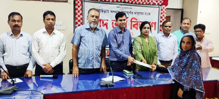 কুলাউড়ায় বন্যা দূর্গত মানুষের মাঝে নগদ অর্থ বিতরণ