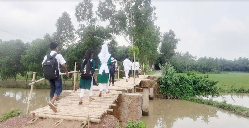 সেতুর ওপর বাঁশের সাঁকো   পুরনো সেতুর পিলারটুকুই অপসারণ করতে পারেনি ঠিকাদারি প্রতিষ্ঠান, নতুন সেতু নির্মাণের সময়ও শেষ!