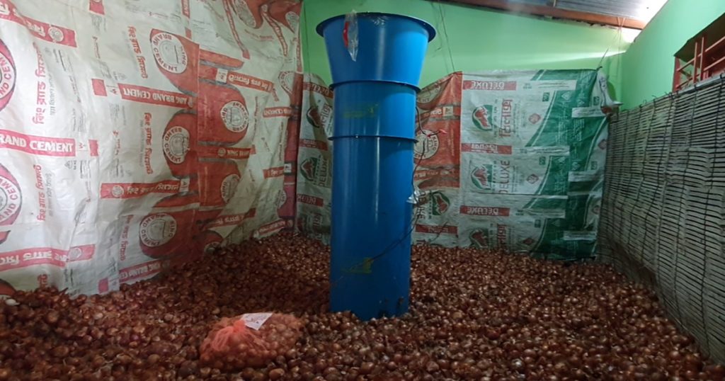 পেঁয়াজ সংরক্ষণে আলোর মুখ দেখাচ্ছে ‘এয়ার ফ্লো মেশিন’