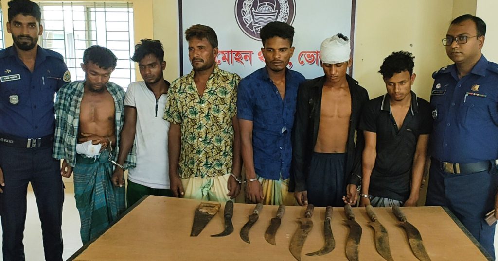 দেশীয় অস্ত্রসহ ৬ জলদস্যু গ্রেপ্তার