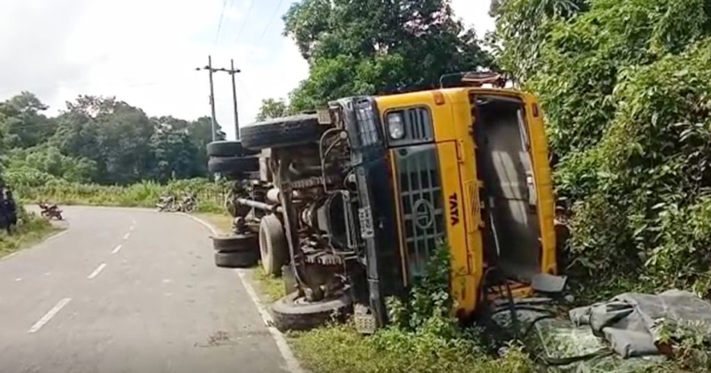 কাঠবোঝাই ট্রাক উল্টে নিহত ২, আহত ৩
