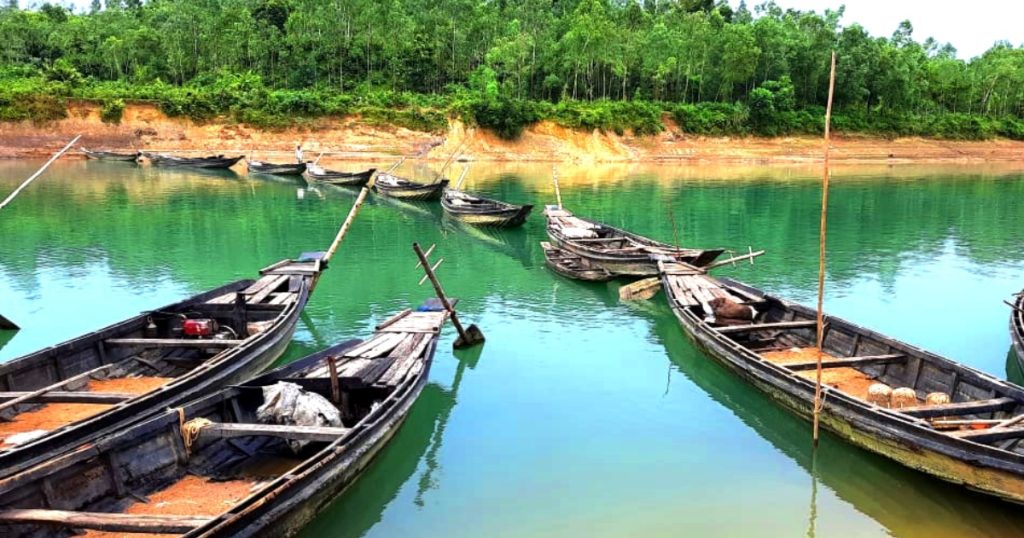 জৈন্তাপুরে নৌকা দিয়ে বালু শ্রমিকদের ব্যতিক্রমী অবরোধ!