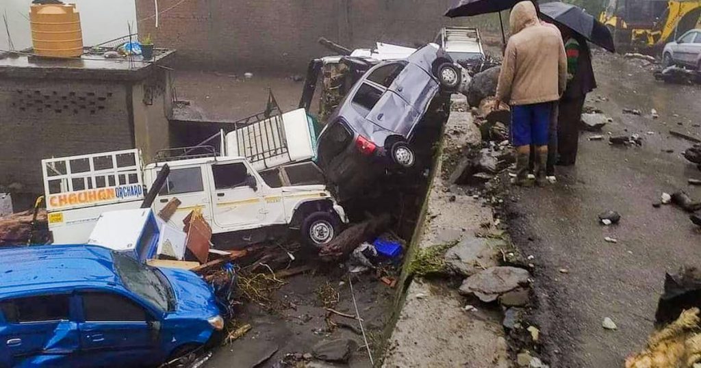 ভারতে আকস্মিক বন্যা ও ভূমিধসে ৩১ জনের মৃত্যু