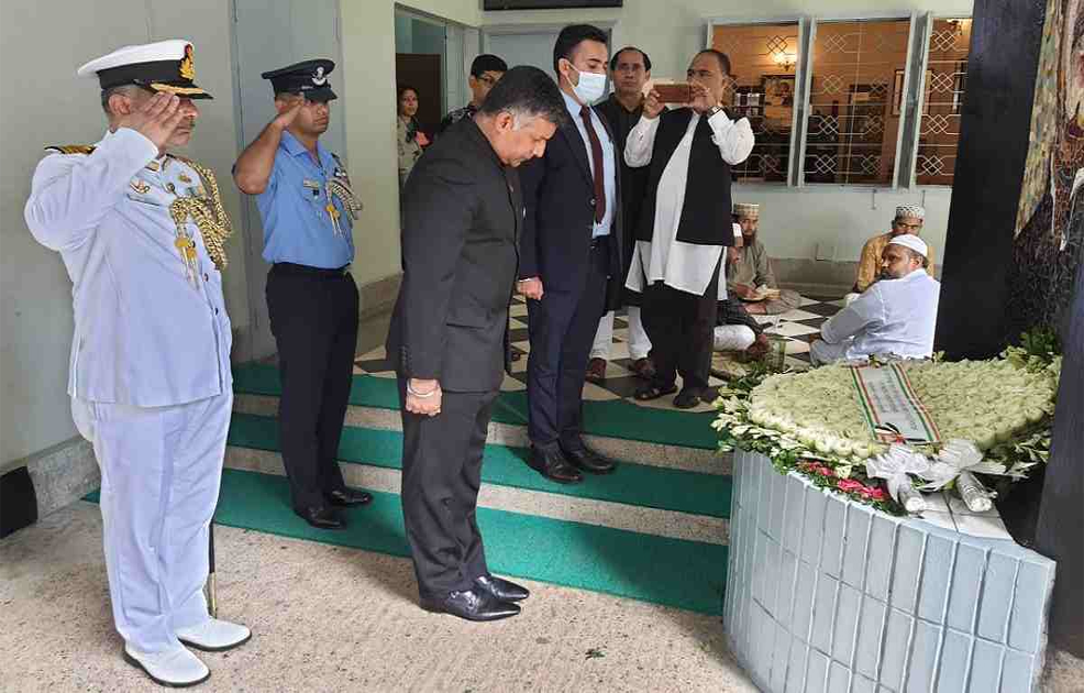 বঙ্গবন্ধুর প্রতিকৃতিতে ভারতীয় হাইকমিশনারের শ্রদ্ধা