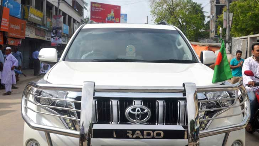 তীব্র জ্বালানি সঙ্কটেও আমলাদের গাড়ি ব্যবহারে নিয়ন্ত্রণ নেই