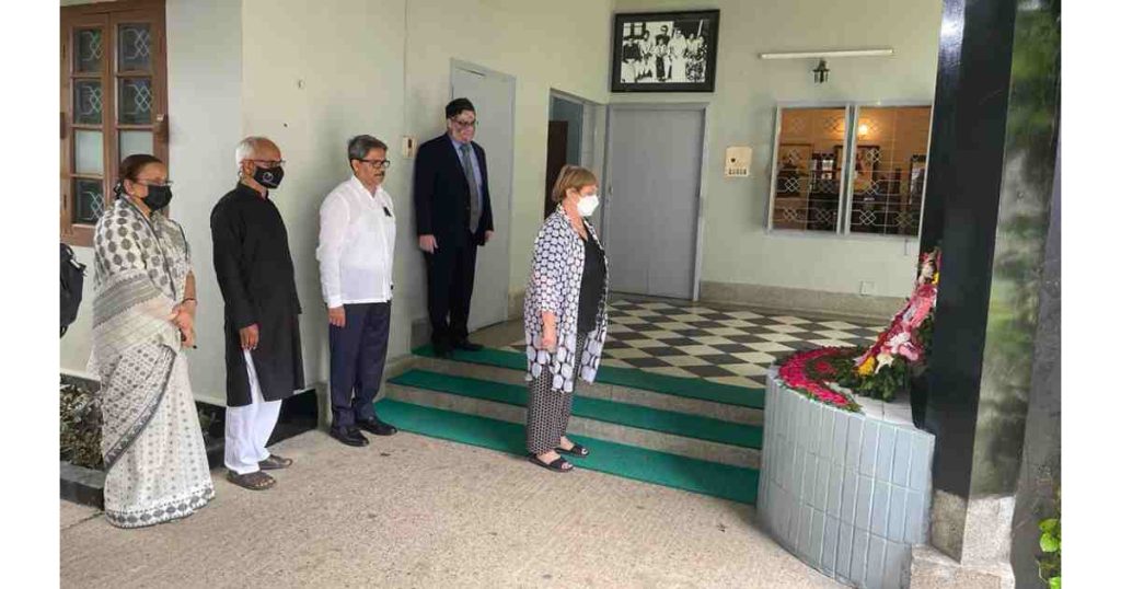 বঙ্গবন্ধুর প্রতিকৃতিতে জাতিসংঘ মানবাধিকার প্রধানের শ্রদ্ধা