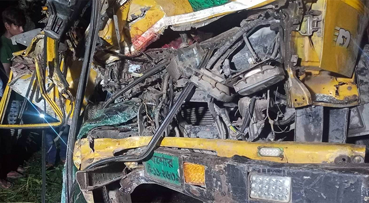 বাস-ট্রাকের সংঘর্ষ, প্রাণ গেল ট্রাকচালক ও ৯ গরুর