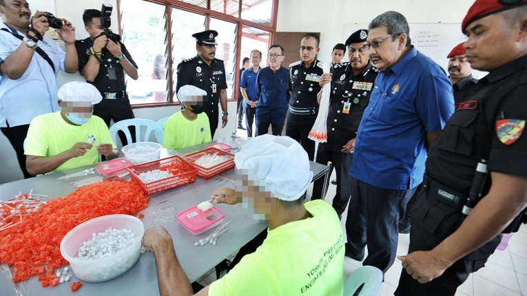 কারাবন্দিদের কাজের সুযোগ দিল মালয়েশিয়া