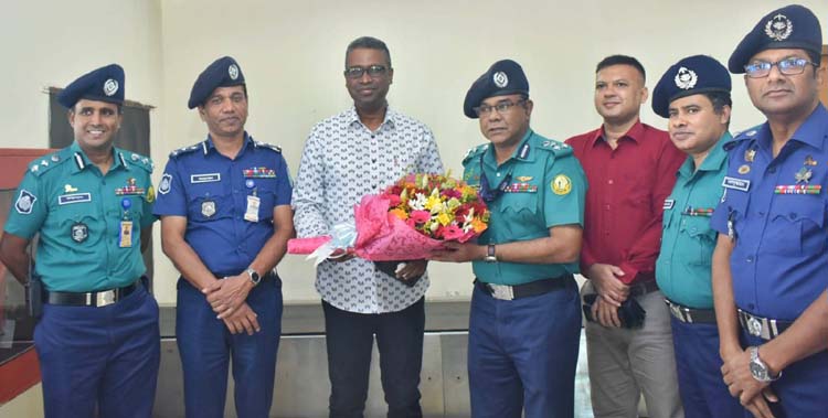 ইন্ডাস্ট্রিয়াল পুলিশের এআইজিকে এসএমপি পুলিশ কমিশনারের অভ্যর্থনা