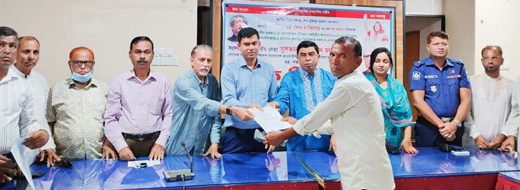 বিভিন্ন মণ্ডপে এমপি সুলতান মনসুরের অনুদান প্রদান