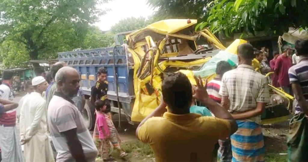 সড়ক দুর্ঘটনায় প্রাণ গেলো ট্রাক চালকের