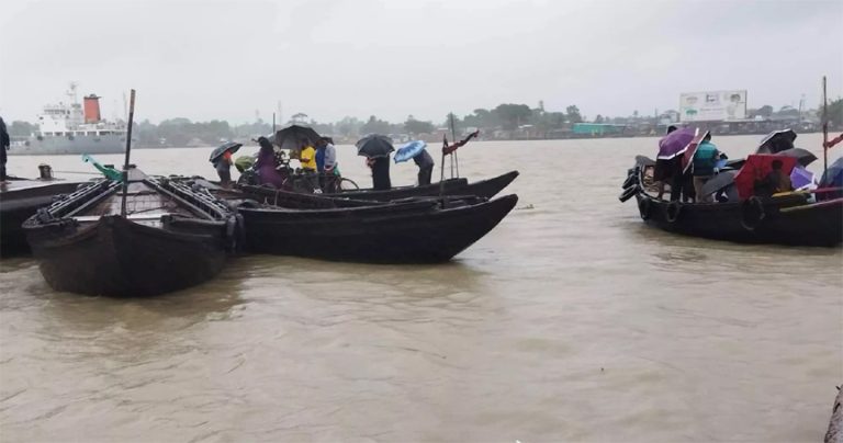 মোংলা বন্দরে ট্রলার ডুবে জেলে নিখোঁজ, উদ্ধার ২১