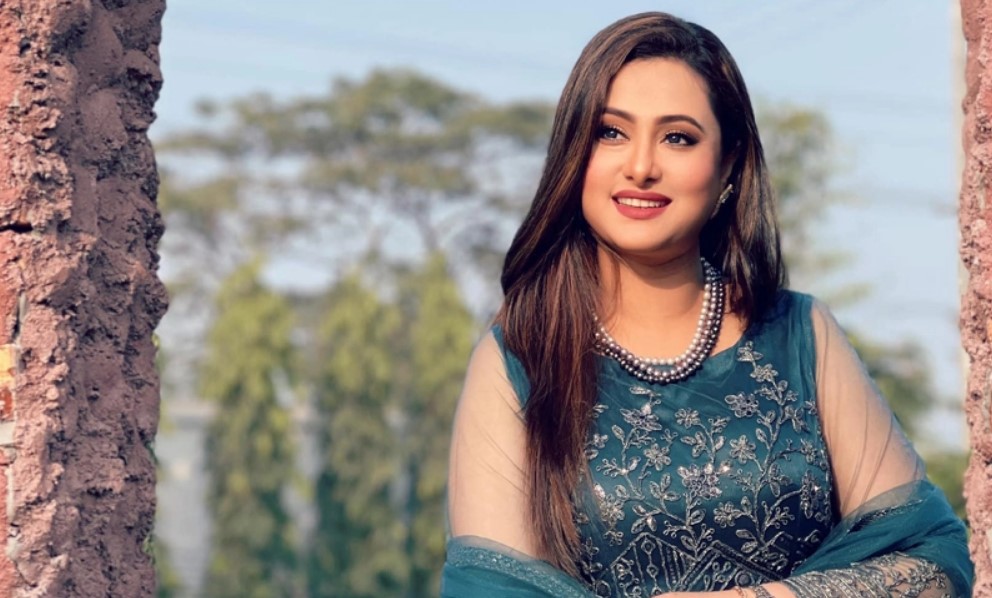 ‘সেরা উপস্থাপক’ হিসেবে সম্মাননা পেলেন পূর্ণিমা