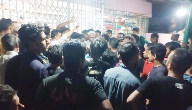 শাবি শিক্ষার্থীকে মারধর: বিশ্ববিদ্যালয় ফটকে বিক্ষোভ