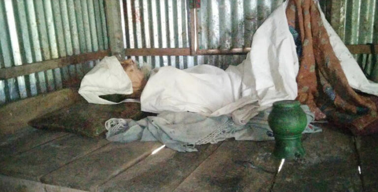 বয়স্ক ভাতার টাকা দেন না মেয়ে, বাবার রাত কাটে অন্যের ভাঙা ঘরে