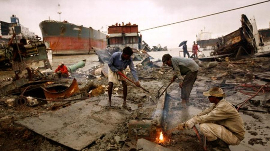 ঝুঁকিতে দেশের জাহাজ ভাঙা শিল্প