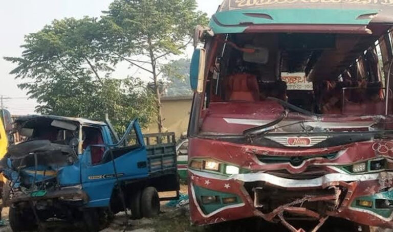 দুই যাত্রীবাহী বাস ও পিকআপের ত্রিমুখী সংঘর্ষে নিহত ৩, আহত ১০