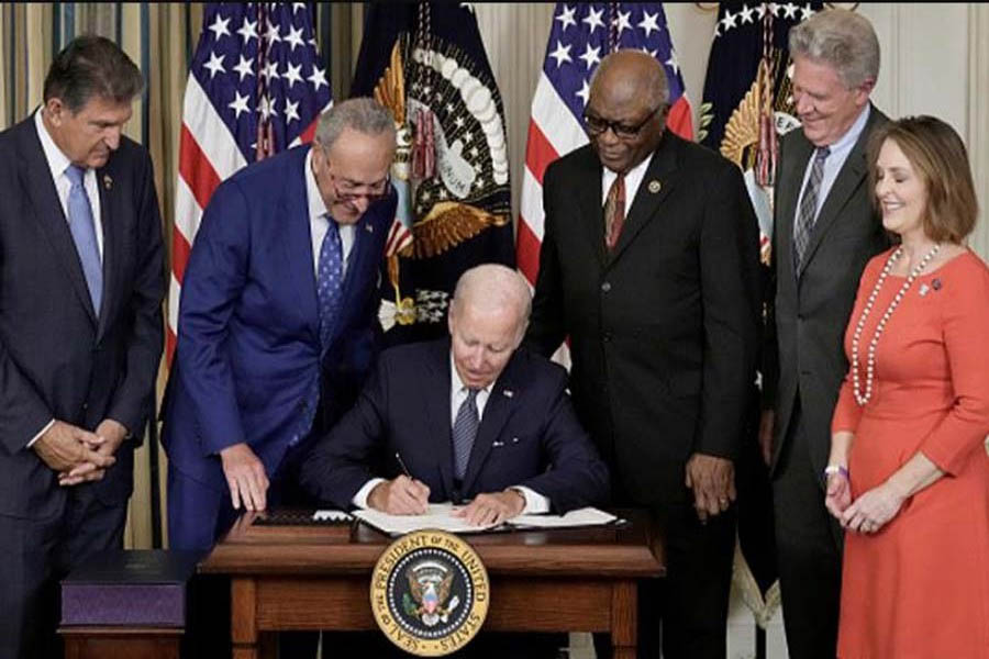 মার্কিন সরকারের ১.৭ ট্রিলিয়ন ডলারের ব্যয় বিলে স্বাক্ষর বাইডেনের