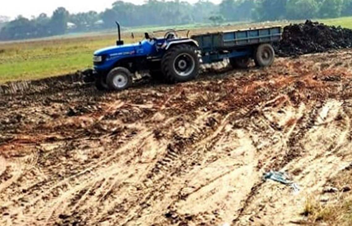 বাদাঘাটে ফসলি জমির মাটি কেটে সাবাড় দেখার যেন কেউ নেই!