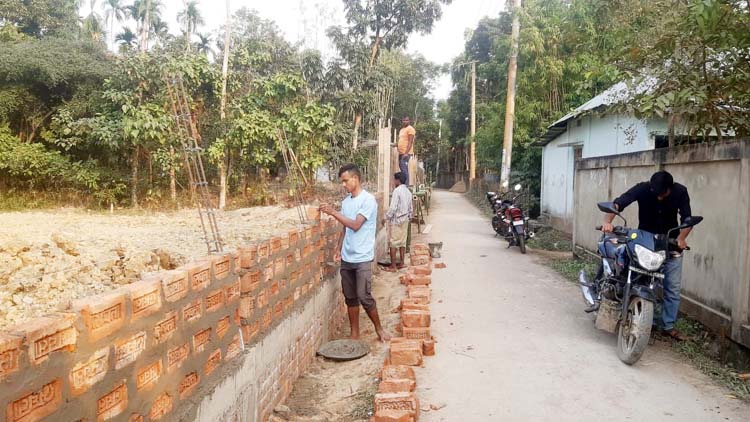 কুলাউড়ায় সরকারি রাস্তা দখল করে সীমানা প্রাচীর নির্মাণের অভিযোগ