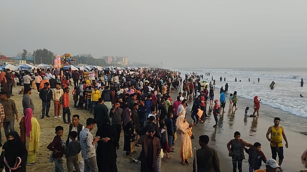 থার্টি ফার্স্ট নাইট উদযাপনে কক্সবাজারে পর্যটকদের ভিড়