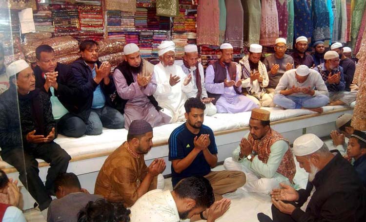 সিলেট মধুবন মার্কেটে এস আর শাড়ী এন্ড ড্রেস’র উদ্বোধন উপলক্ষে দোয়া মাহফিল