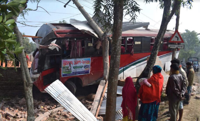 বনভোজনের গাড়ি নিয়ন্ত্রণ হারিয়ে খাদে, নিহত ১