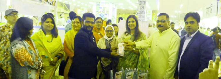 একুশে বইমেলায় “জোরগলা” বইয়ের মোড়ক উন্মোচন, লেখককে সম্মাননা স্বারক প্রদান