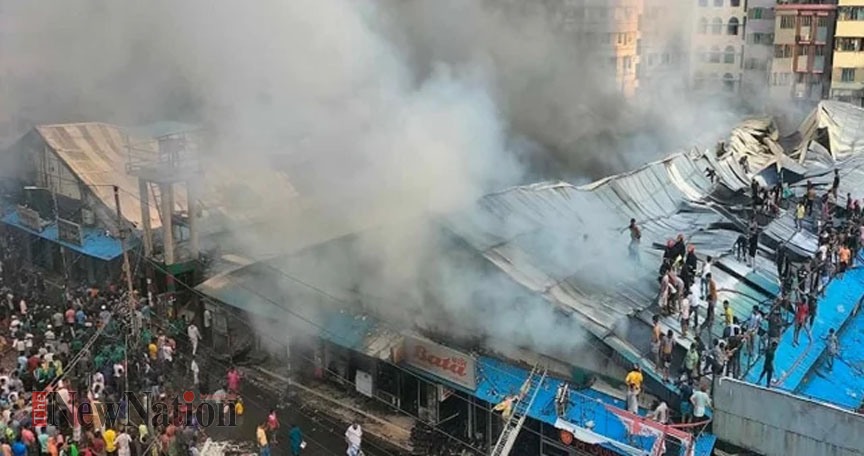 মোহাম্মদপুর কৃষি মার্কেটে অগ্নিকাণ্ড: সর্বস্ব হারিয়ে হাহাকার ব্যবসায়ীদের