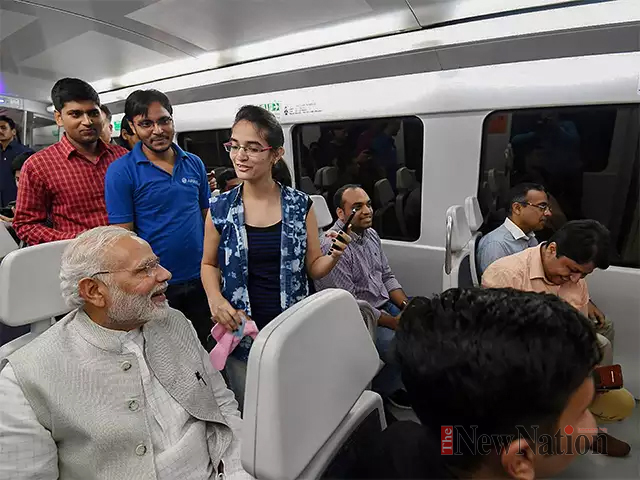 মেট্রোভ্রমণ, যাত্রীদের সঙ্গে সেলফি তুললেন মোদি