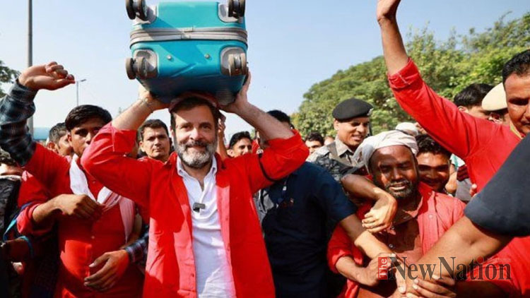 রাহুল গান্ধী এখন ‘কুলি’, মাথায় নিলেন লাগেজ