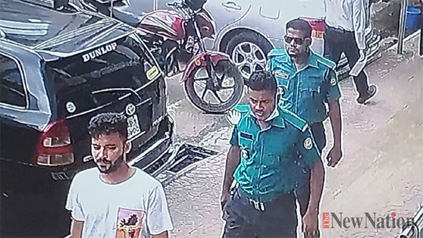 আইএফআইসি ব্যাংকে ঢুকে ২০ লাখ টাকা ছিনতাই, দুই পুলিশসহ গ্রেফতার ৫