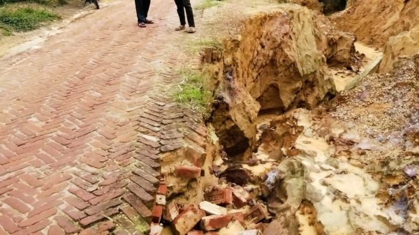 জয়চন্ডীতে রাস্তা রক্ষার্থে মানুষের বিলাপ!