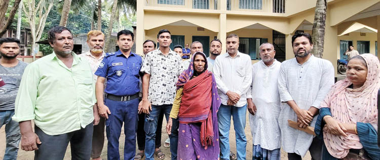 সেনা সদস্য কামরুলের সহায়তায় বাড়ী  ফিরলেন পথহারা বৃদ্ধা কইতরুনন্নেছা