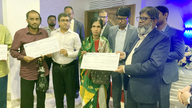 মৌলভীবাজারে প্রান্তিক গ্রাহকদের মাঝে বিনিয়োগ বিতরণ